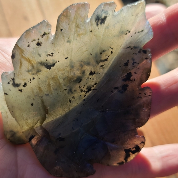 Laboradite handcarved crystal leaf 🍃 - Picture 8 of 8